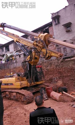 今天下雨天翻出了以前200的機(jī)子跟一臺雷沃150的旋挖好耍的很