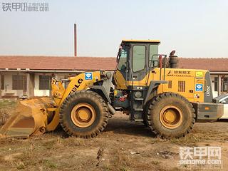 临工952装车，物料是翻斗车挨着卸的，四个小时装了43车