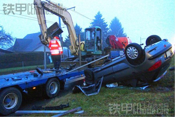 【外國事故】小【標志】坐拖車不老實，結果悲催了。。。。。。。