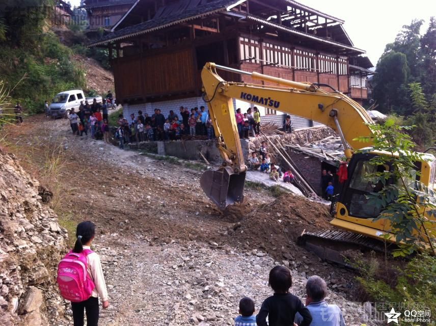 勾機進村、男女、老少圍觀。