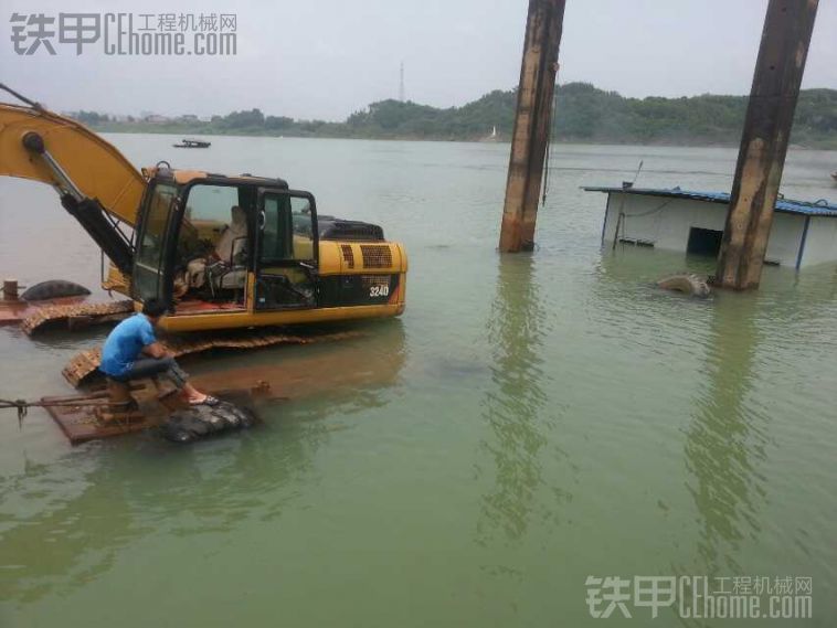 挖機船沉了