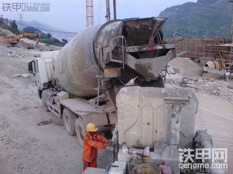 中聯47米泵車工地現場施工圖片