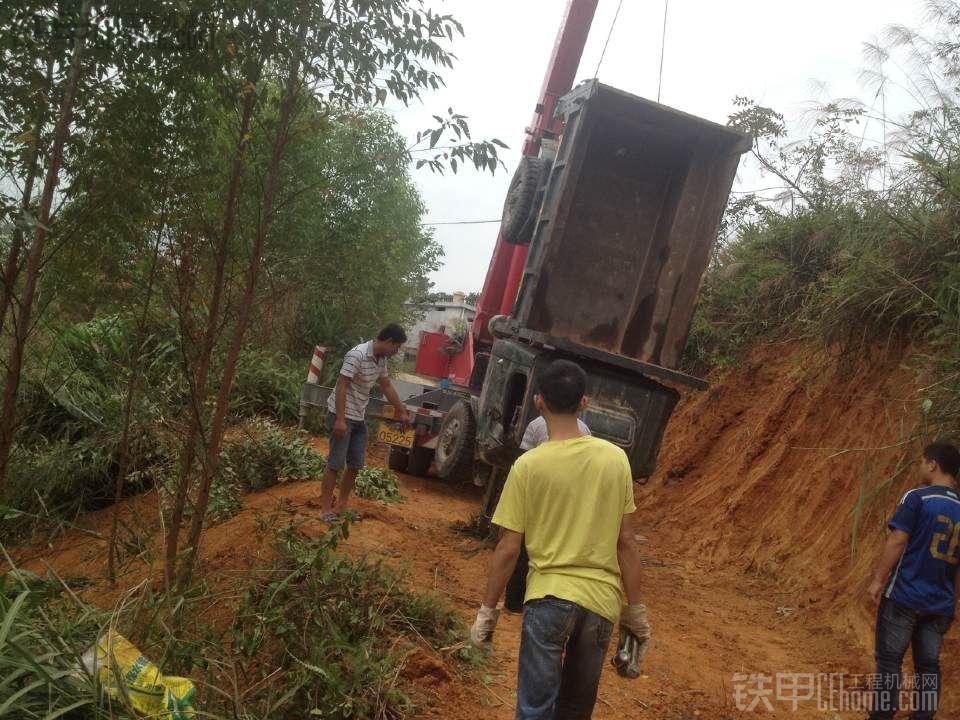 出事故啦，一人断脚，还有！！！！