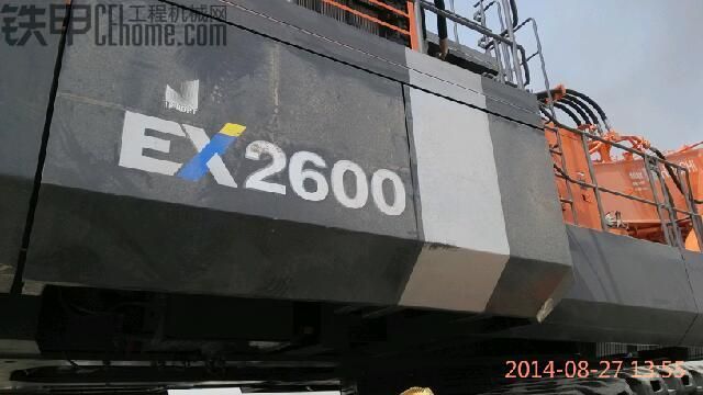 中国第一台2600E-6电动正铲液压挖掘机，与卡特777D矿卡