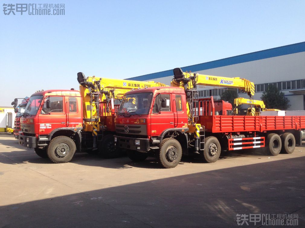 中鐵某局訂購的四臺(tái)東風(fēng)前四后八隨車吊，今日交車，陣勢(shì)真是壯觀