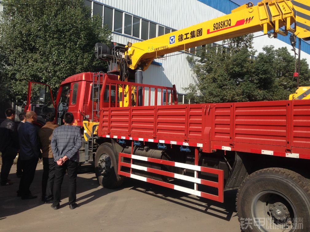 中鐵某局訂購的四臺(tái)東風(fēng)前四后八隨車吊，今日交車，陣勢(shì)真是壯觀