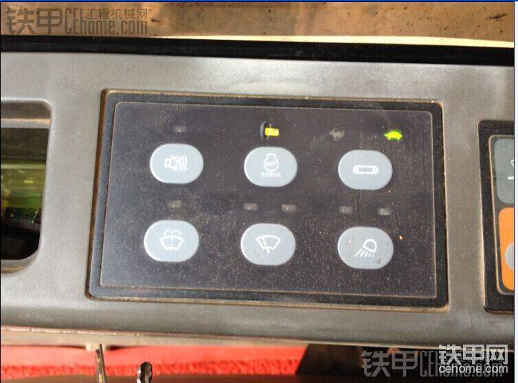 1.檔位掰往上方中間那個燈是亮著的，這個代表什么意思？