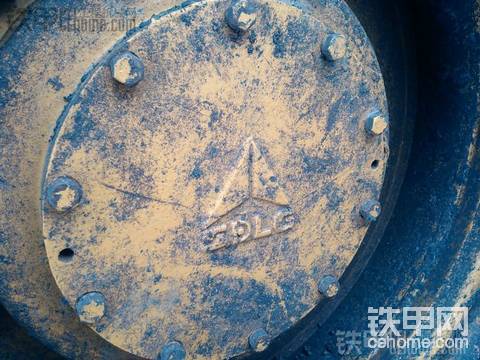 輪邊漏油，鏟車人進。。。