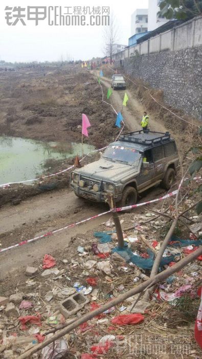 越野車場(chǎng)地賽力士德挖機(jī)來救援