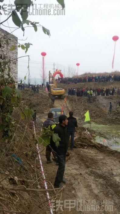 越野車場(chǎng)地賽力士德挖機(jī)來救援