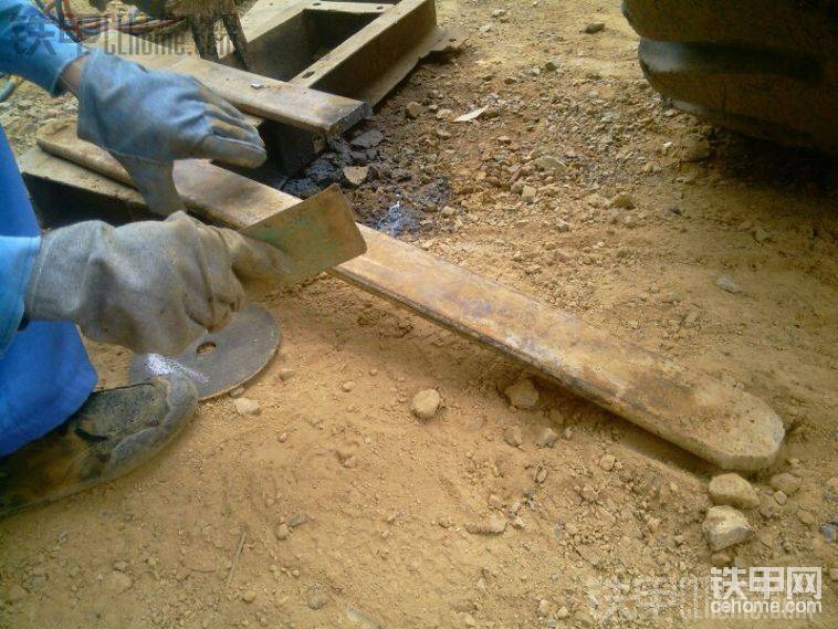 量好鋼板尺寸，這師傅還是很給力的，雖說(shuō)他不聽(tīng)你安排他怎么弄&#6