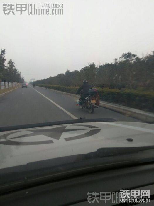 路上遇到一個甲友，大清早的騎個摩托車帶個油桶肯定是
