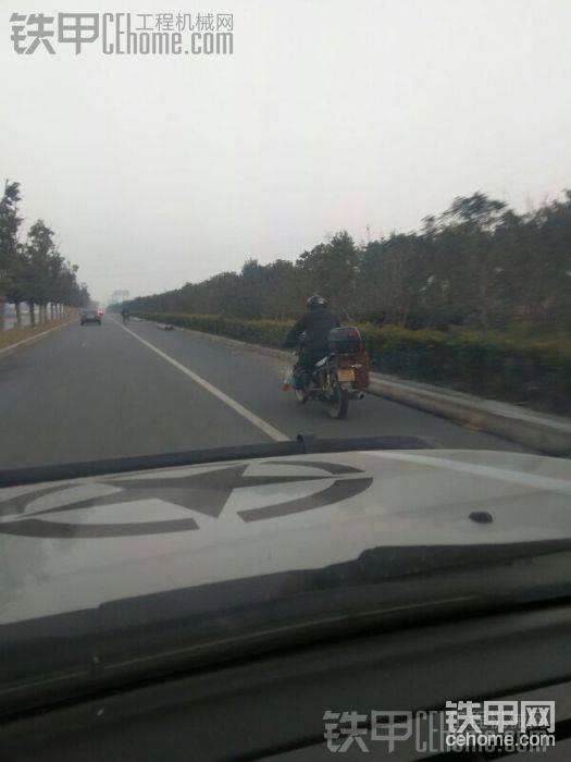 路上遇到一個(gè)甲友，大清早的騎個(gè)摩托車帶個(gè)油桶肯定是
