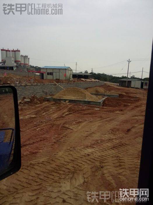 這是今天回填的地基由于水泥才倒了兩天，工地施工叫我把沙鏟到&#2
