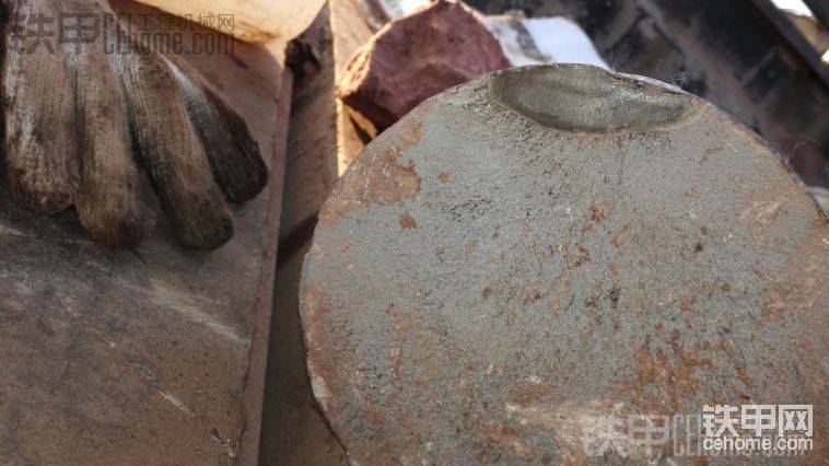 那個(gè)黑黑的是什么啊
