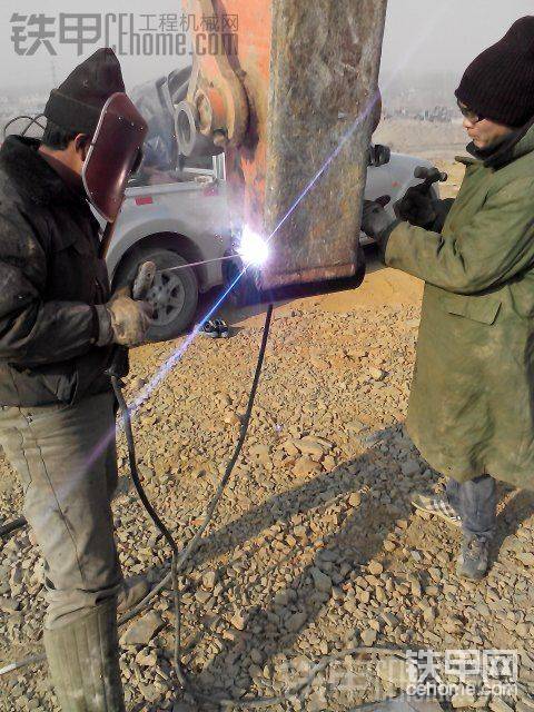 第一步先用割枪往下割
