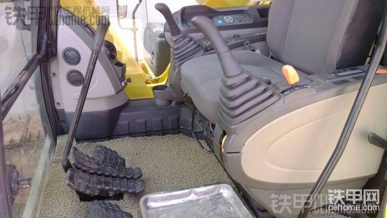 驾驶室里面
