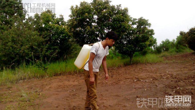 雞雞距離住的地方有，一公里左右！你每天都要像這樣跑兩趟！傷&#1