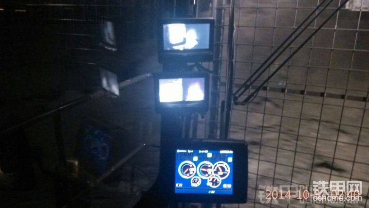 仪表盘跟四个监视器的显示屏
