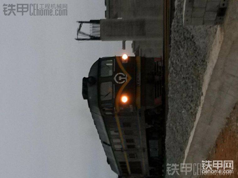 有火車經(jīng)過喔！
