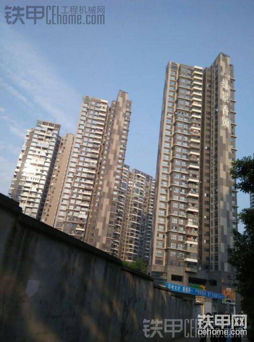深圳龍華住宅區(qū)，周圍的人非富則貴
