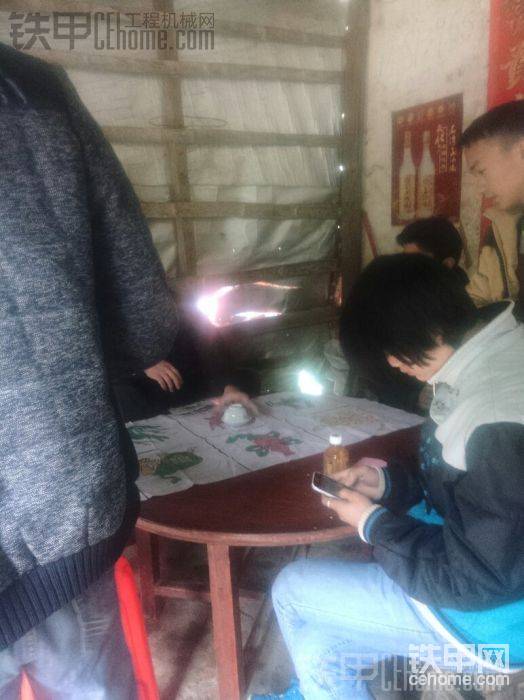 兩個色子，上面刻有六個圖案，分別是魚蝦蟹獅子老虎和葫蘆，中&#1