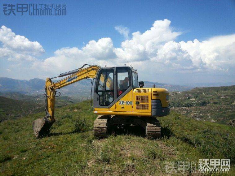 山上藍天白云挖機&nbsp; 
