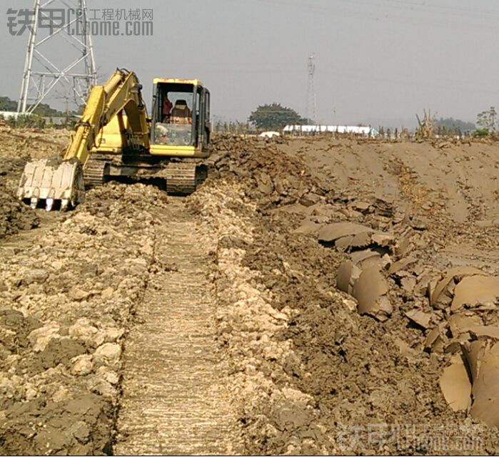 刚从深圳凤凰入手了台小松MR40-2型小挖掘机希望机友给点意见！！！