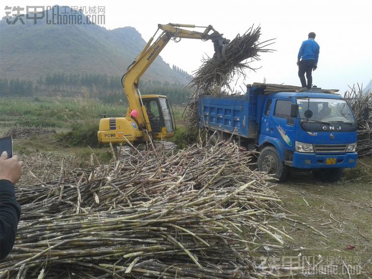 臨近春節(jié)，開車的開機的各種車的都要多注意多留心??！曬車貼...........