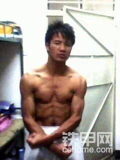 大家看看这体型，代言铁甲够格不<img class="smiley" src="/img/smiley/default/titter.gif"><img class="smiley" src="/img/smiley/default/titter.gif">
