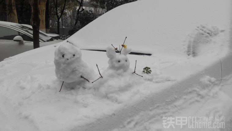 挖機(jī)行走出故障，下雪停擺…