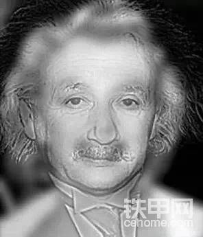 　　不近视的人看到的是爱因斯坦
　　近视的人看到的是玛&#