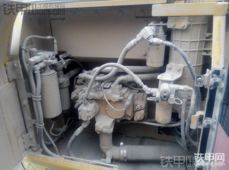 液壓泵還是跟320d的一樣，就發(fā)動機(jī)比較大，力度相當(dāng)牛逼！
