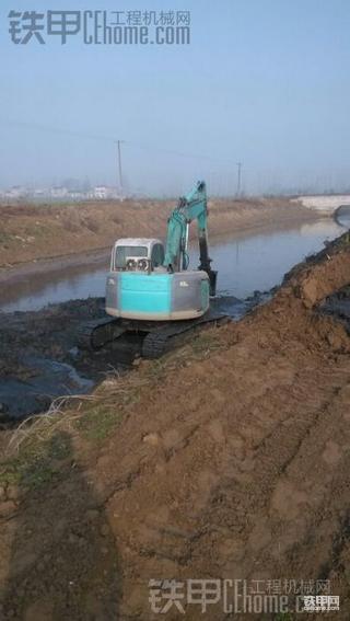 老师傅带铁板挖淤泥