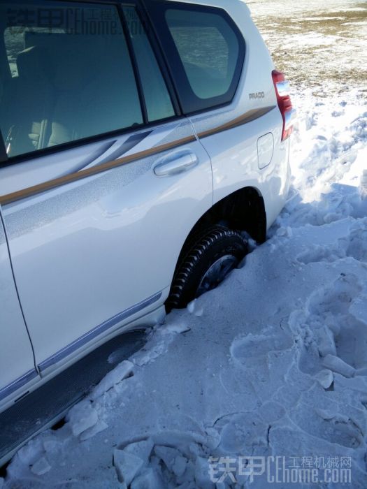 被雪拖地了