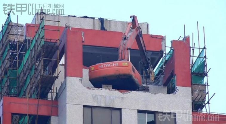 上海15层高楼挖掘机拆楼