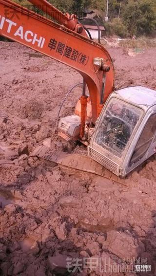 淤泥里面履带掉了