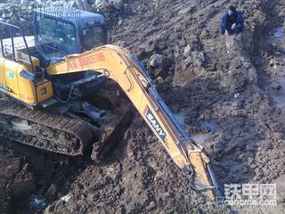 挖掘機挖斗陷進去，拔不出來怎么辦啊