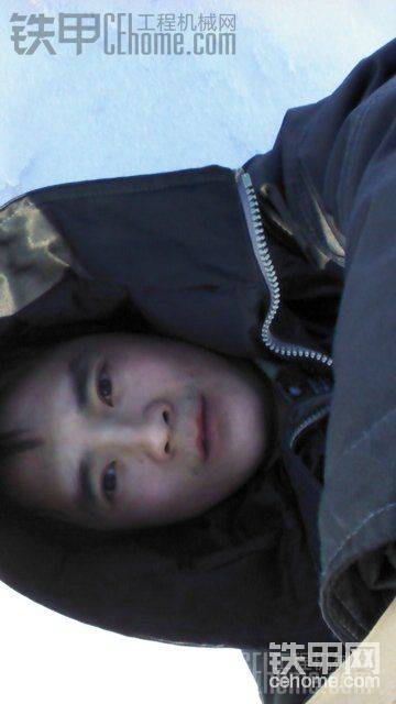 躺在雪地照相，扫兴的是家人和朋友都怕冷没人和我一块爬山，只&#3