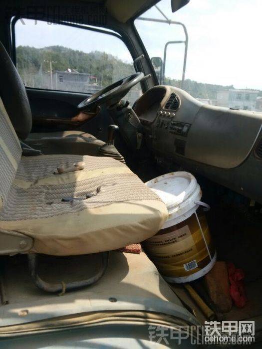 板車駕駛室有點亂，司機的那個坐包是自己改的，
