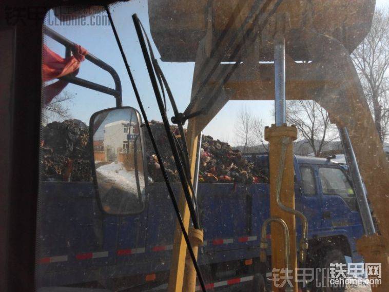 给镇里清垃圾。
