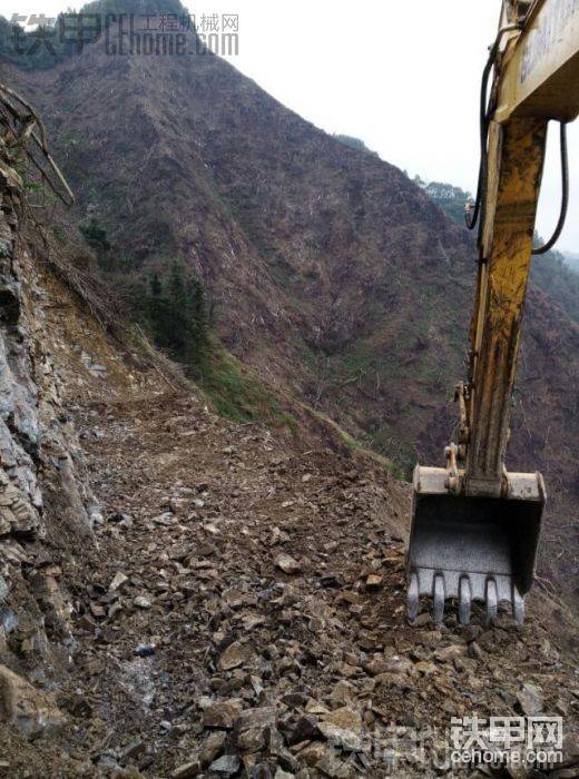 修的山路。挖機(jī)2.8米寬。開(kāi)的路面只有3米。。。
