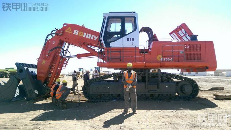 大型挖掘机在苏丹