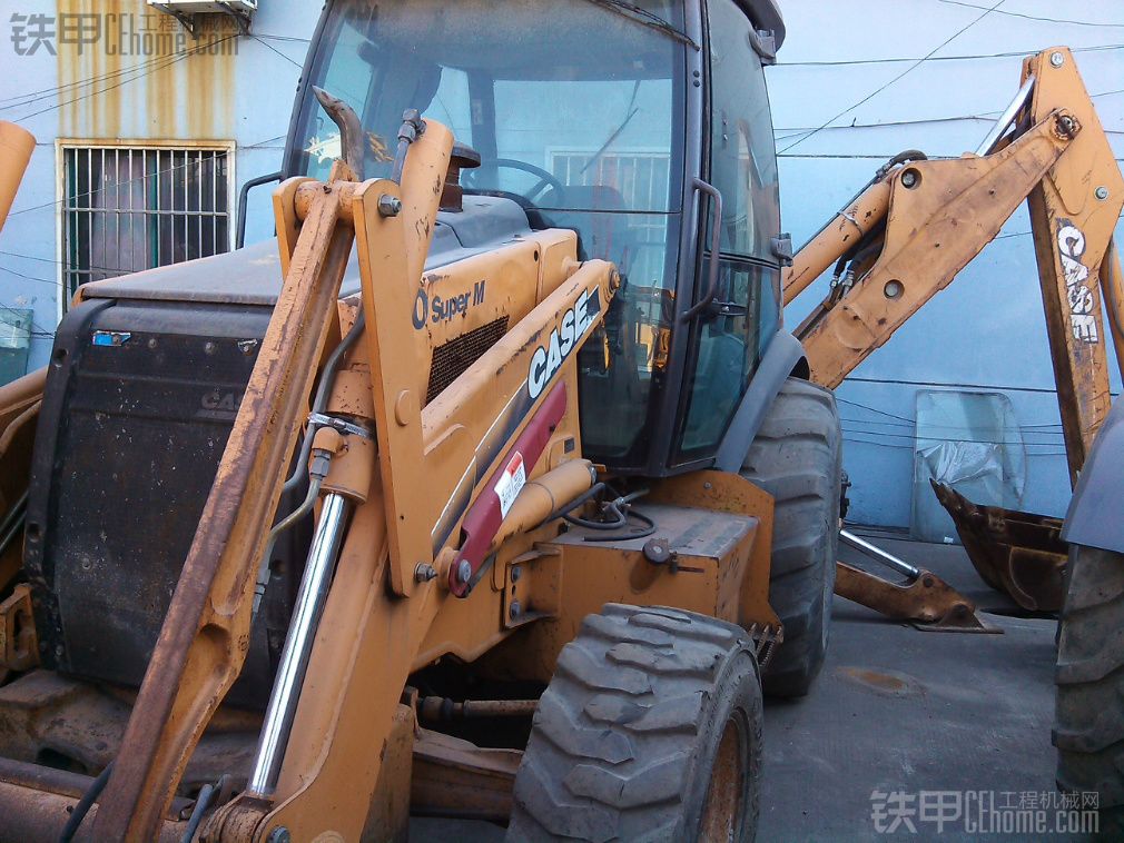 凯斯580m 两头忙01年的车 工作3000小时 能值多少钱