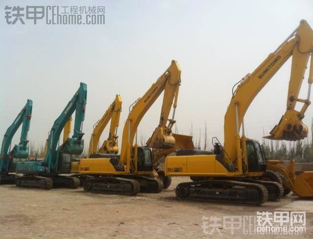 新疆叶城县停车张我们的六台新挖掘机准备开拔上山