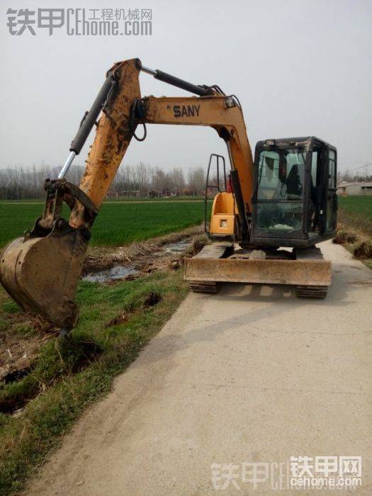 给政府挖树坑～一块钱一个，昨天我一上午就挖了八百多
