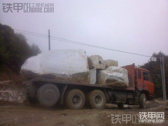 全部挖機裝上去的。
