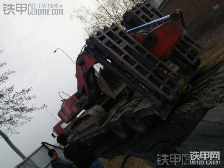 早晨6點半，去工地拖車，初春的天津早晨還是有一點涼，脫掉了厚&#