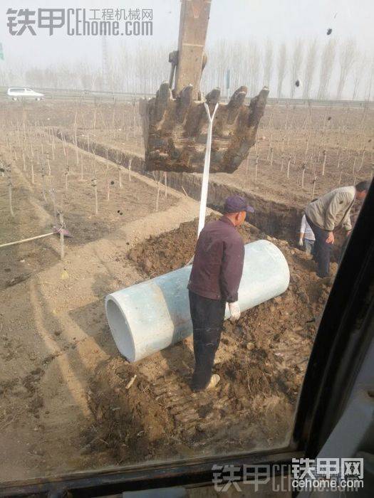 吊管子，之前有小挖機(jī)在這，把他挖的溝過路的地方接通，
