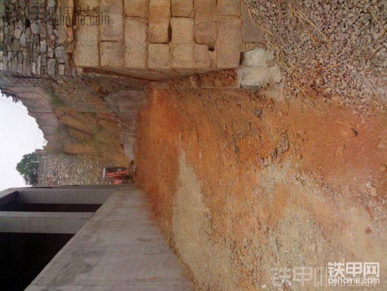 这上面是停车的地，用50铲车送料
